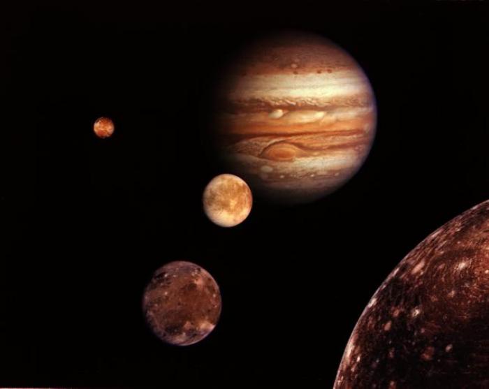 Какая планета Солнечной системы имеет больше всего спутников
