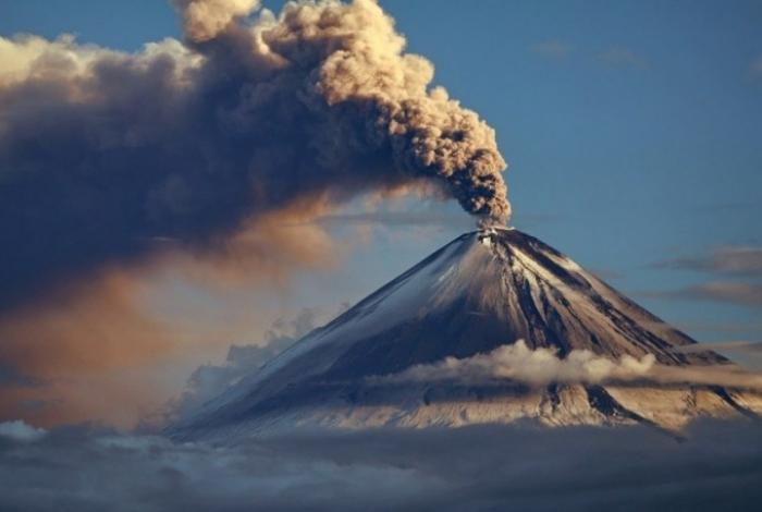 Что выходит при извержении вулкана