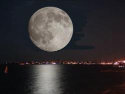 Почему на экваторе луна кажется больше по размеру