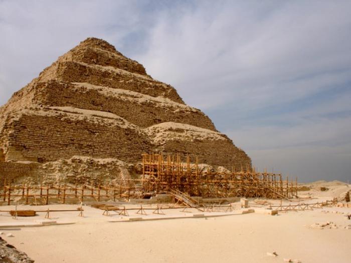 Какая египетская пирамида была построена самой первой